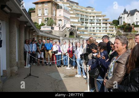 29. September 2023, Dinard, Bretagne, Frankreich: Festivalbesucher strömen zur Einweihung der Strandkabine beim 34. Dinard British Film Festival (Bild: © Mickael Chavet/ZUMA Press Wire) NUR REDAKTIONELLE VERWENDUNG! Nicht für kommerzielle ZWECKE! Stockfoto