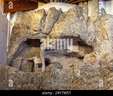 Höhlenkirche im Heiligtum von San Michele Arcangelo. Monte Sant'Angelo, Apulien, Italien Stockfoto