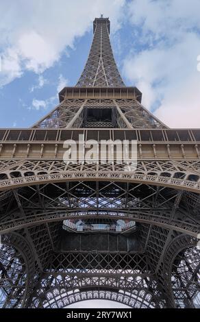 Blick auf den Eiffelturm von unten, Paris Frankreich Stockfoto