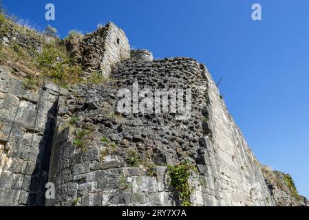 Dicke Steinmauer der mittelalterlichen Burg, die zwei Arten von Mauerwerk zeigt, Schutt auf der Innenseite und regelmäßig geschnittener Stein, genannt Ashlar, auf der Außenseite Stockfoto