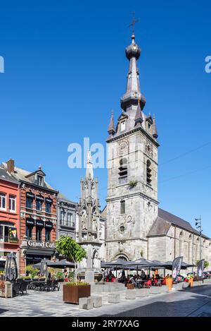 Stiftskirche St. Peter und St. Paul und Fürstenbrunnen am Grand Place in der Stadt Chimay, Provinz Hennegau, Ardennen, Wallonien, Belgien Stockfoto