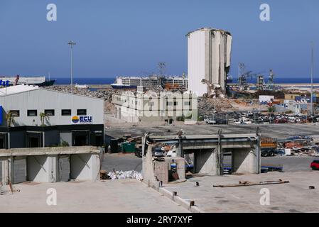 Beirut, Libanon. September 2023 29. Eine Aufnahme des Hafens von Beirut, Libanon, am 29 2023. September. Auf der rechten Seite des Bildes sind die Überreste von Getreidesilos zu sehen, die durch die massive Explosion vom 4. August 2020 verwüstet wurden. (Foto: Elisa Gestri/SIPA USA) Credit: SIPA USA/Alamy Live News Stockfoto