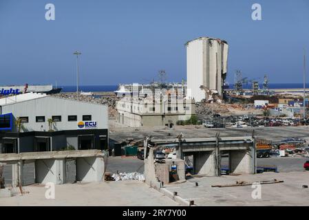 Beirut, Libanon. September 2023 29. Eine Aufnahme des Hafens von Beirut, Libanon, am 29 2023. September. Auf der rechten Seite des Bildes sind die Überreste von Getreidesilos zu sehen, die durch die massive Explosion vom 4. August 2020 verwüstet wurden. (Foto: Elisa Gestri/SIPA USA) Credit: SIPA USA/Alamy Live News Stockfoto