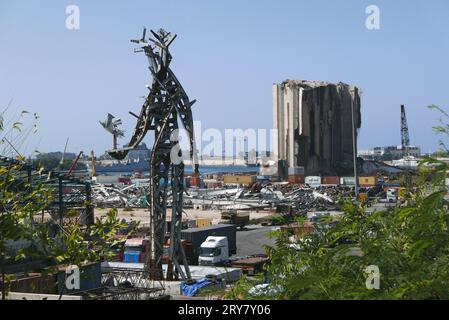 Beirut, Libanon. September 2023 29. Eine Aufnahme des Hafens von Beirut, Libanon, am 29 2023. September. Rechts auf dem Bild die Überreste von Getreidesilos, die durch die massive Explosion vom 4. August 2020 verwüstet wurden; links das Denkmal, das zum Gedenken an die Opfer errichtet wurde. (Foto: Elisa Gestri/SIPA USA) Credit: SIPA USA/Alamy Live News Stockfoto