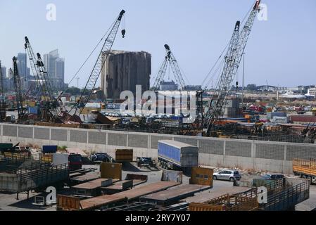 Beirut, Libanon. September 2023 29. Eine Aufnahme des Hafens von Beirut, Libanon, am 29 2023. September. Im Hintergrund sind die Überreste von Getreidesilos zu sehen, die durch die massive Explosion vom 4. August 2020 verwüstet wurden. (Foto: Elisa Gestri/SIPA USA) Credit: SIPA USA/Alamy Live News Stockfoto