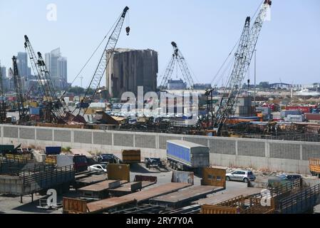 Beirut, Libanon. September 2023 29. Eine Aufnahme des Hafens von Beirut, Libanon, am 29 2023. September. Im Hintergrund sind die Überreste von Getreidesilos zu sehen, die durch die massive Explosion vom 4. August 2020 verwüstet wurden. (Foto: Elisa Gestri/SIPA USA) Credit: SIPA USA/Alamy Live News Stockfoto