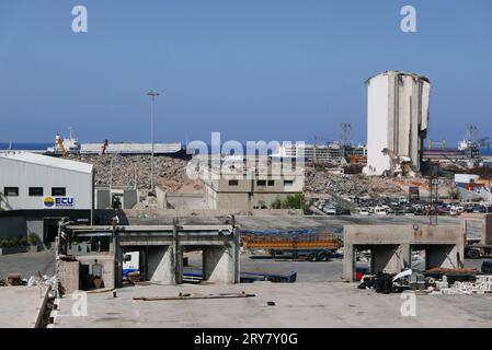 Beirut, Libanon. September 2023 29. Eine Aufnahme des Hafens von Beirut, Libanon, am 29 2023. September. Auf der rechten Seite des Bildes sind die Überreste von Getreidesilos zu sehen, die durch die massive Explosion vom 4. August 2020 verwüstet wurden. (Foto: Elisa Gestri/SIPA USA) Credit: SIPA USA/Alamy Live News Stockfoto