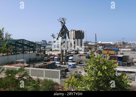 Beirut, Libanon. September 2023 29. Eine Aufnahme des Hafens von Beirut, Libanon, am 29 2023. September. Im Hintergrund die Überreste von Getreidesilos, die durch die massive Explosion vom 4. August 2020 verwüstet wurden; im Vordergrund erinnert das Denkmal an die Opfer. (Foto: Elisa Gestri/SIPA USA) Credit: SIPA USA/Alamy Live News Stockfoto