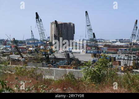 Beirut, Libanon. September 2023 29. Eine Aufnahme des Hafens von Beirut, Libanon, am 29 2023. September. Im Hintergrund sind die Überreste von Getreidesilos zu sehen, die durch die massive Explosion vom 4. August 2020 verwüstet wurden. (Foto: Elisa Gestri/SIPA USA) Credit: SIPA USA/Alamy Live News Stockfoto