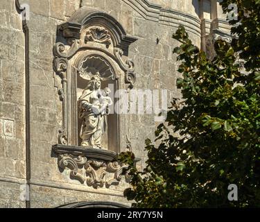 Detail der Statue der gekrönten Madonna mit dem Kind in einer Nische in der Fassade der Kirche Santa Maria del Carmine. Monte Sant'Angelo, Foggia Stockfoto