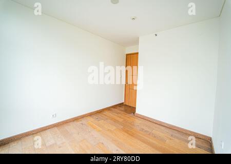 Ein aufgeräumtes und kompaktes Zimmer in einem Apartment mit Vinylboden. Stockfoto