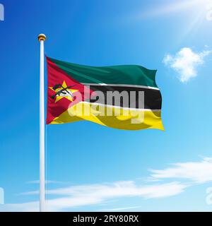 Schwenkende Flagge von Mosambik auf Fahnenmast mit Himmelshintergrund. Vorlage für Unabhängigkeitstag Stockfoto