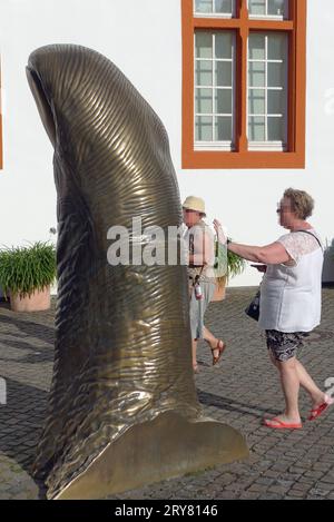 Ein übermannsgroßer Daumen als Bronzeskulptur des französischen Bildhauers CÃ sar Baldaccini 1921 - 1998 im Hof des Koblenzer Ludwig-Museen. Das 2, 40 Meter hohe Kunstwerk trägt den Titel Le Pouce - der Daumen. Die Vorlage dazu war der echte Daumen des Künstlers. Der Bildhauer schuf verschiedene Versionen in verschiedenen Größen, die unter anderem in Seoul und Paris stehen. Das Werk soll auch Assoziationen an die Daumen-Geste des römischen Feldherrn Gaius Julius Caesar wecken, so der Bildhauer, der zur Künstlerbewegung Nouveau RÃ alisme zählte. *** Ein übermenschengroßer Daumen als Bronzeskulptur Stockfoto