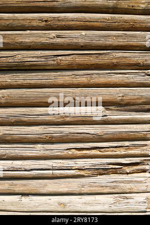 Sehr alte Mauer aus Baumstämmen Stockfoto