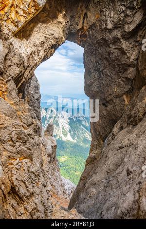 Prisojnik oder Prisank-Fenster. Das große Felsenfenster in den Alpen, Triglav Nationalpark, Julische Alpen, Slowenien Stockfoto