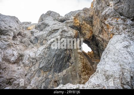 Prisojnik oder Prisank-Fenster. Das große Felsenfenster in den Alpen, Triglav Nationalpark, Julische Alpen, Slowenien Stockfoto