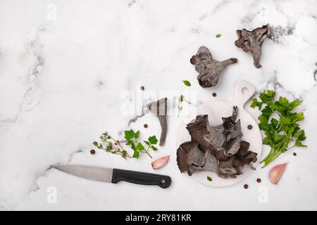 Schwarze Pfifferlingen, bereit zum Kochen. Craterellus cornucopioides, oder Horn des Überflusses Trompete oder der Toten Stockfoto