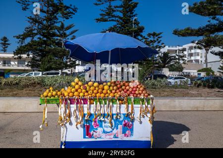 Essaouira, Marokko - 3. August 2023: Straßenhändler, der Orangen- und Granatapfelsäfte verkauft. Stockfoto