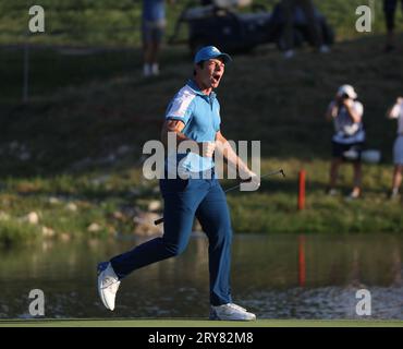 Rom, Italien. September 2023 29. Viktor Hovland feiert am Freitag, den 29. September 2023, das Spiel auf dem 18. Green am ersten Tag des Ryder Cup im Marco Simone Golf Club in Rom. Foto: Hugo Philpott/UPI Credit: UPI/Alamy Live News Stockfoto