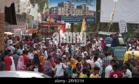 Rajkot, Indien. 29. September 2023. Dekorieren Sie das Fahrzeug mit einem großen Musiksystem auf der Straße in der Eid-e-Milad-Prozession. Quelle: Nasirchan/Alamy Live News Stockfoto