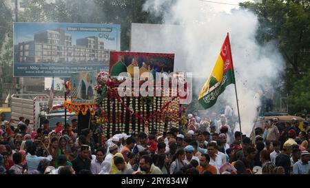 Rajkot, Indien. 29. September 2023. Dekorieren Sie das Fahrzeug, die religiöse Flagge in der Hand einer Person mit großem Musiksystem auf der Straße in der Eid-e-Milad-Prozession. Quelle: Nasirchan/Alamy Live News Stockfoto