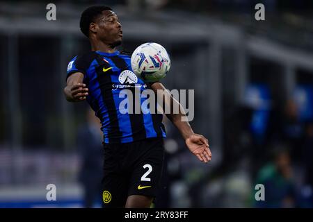 Mailand, Italien. 29. September 2023. Denzel Dumfries vom FC Internazionale kontrolliert den Ball während des Fußballspiels der Serie A zwischen dem FC Internazionale und US Sassuolo. Quelle: Nicolò Campo/Alamy Live News Stockfoto