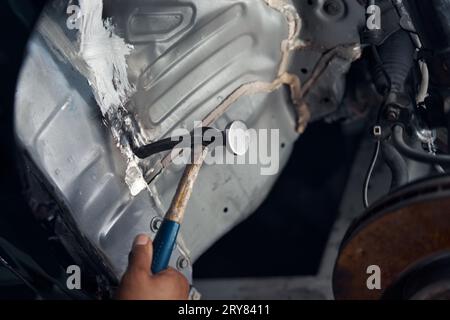 Nahaufnahme, selbstmechanischer Handgriff, der Hummer hält und die Qualität der Schweißnaht überprüft Stockfoto