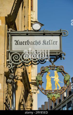 Aushängeschild, Auerbachs Keller, Mädlerpassage, Leipzig, Sachsen, Deutschland *** Schild, Auerbachs Keller, Mädlerpassage, Leipzig, Sachsen, Deutschland: Imago/Alamy Live News Stockfoto