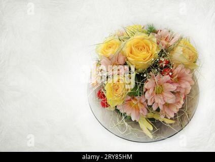 Blumenarrangements von Rosen in Herbstfarben Stockfoto