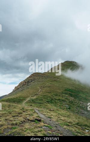 Führung auf einem bewölkten Berg in den spanischen Pyrenäen Stockfoto