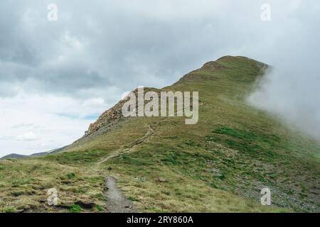 Führung auf einem bewölkten Berg in den spanischen Pyrenäen Stockfoto