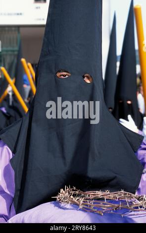 Der Teilnehmer nannte auch Nazarenos der Christlichen Semana Santa-Prozession in Spanien. Dies findet jedes Jahr in der Karwoche vor Ostern statt. Stockfoto