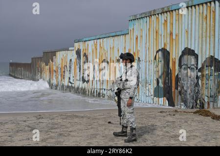 Tijuana, Baja California, Mexiko. September 2023 28. Mexikanische Immigrationsoffiziere, Militäreinheiten der Nationalgarde und Marineinfanteristen patrouillieren in Tijuana entlang der Zaunstrandkonstruktion, die am Donnerstag in den Pazifischen Ozean führt. (Bild: © Carlos A. Moreno/ZUMA Press Wire) NUR REDAKTIONELLE VERWENDUNG! Nicht für kommerzielle ZWECKE! Stockfoto