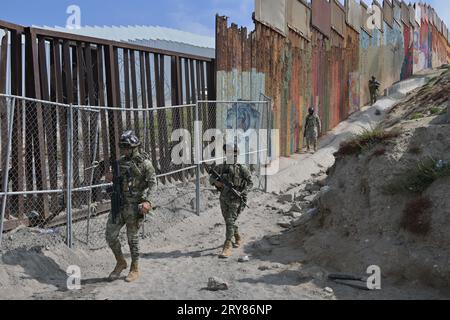 Tijuana, Baja California, Mexiko. September 2023 28. Mexikanische Immigrationsoffiziere, Militäreinheiten der Nationalgarde und Marineinfanteristen patrouillieren in Tijuana entlang der Zaunstrandkonstruktion, die am Donnerstag in den Pazifischen Ozean führt. (Bild: © Carlos A. Moreno/ZUMA Press Wire) NUR REDAKTIONELLE VERWENDUNG! Nicht für kommerzielle ZWECKE! Stockfoto