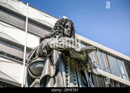 Leibnizdenkmal, Innenhof, Universität Leipzig, Augustplatz, Leipzig, Sachsen, Deutschland *** Leibniz-Denkmal, Innenhof, Universität Leipzig, Augustplatz, Leipzig, Sachsen, Deutschland Credit: Imago/Alamy Live News Stockfoto