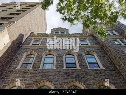 Die Fortune Academy, 630 Riverside Drive, ist ein gotisches schlossähnliches Haus für ehemalige Gefangene, das aus einem Mädcheninternat umgebaut wurde. Stockfoto