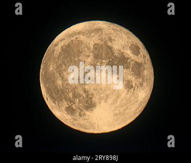 Glasgow, Schottland, Großbritannien. 29. September 2023. Wetter in Großbritannien: Vollmond erscheint über der Stadt. Credit Gerard Ferry/Alamy Live News Stockfoto