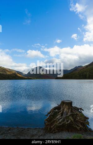 Blick auf den See Buttermere mit Berg am Himmel im Herbst des Lake District Stockfoto