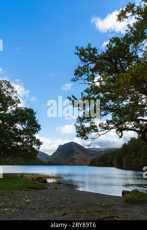 Blick auf den See Buttermere mit Berg am Himmel im Herbst des Lake District Stockfoto