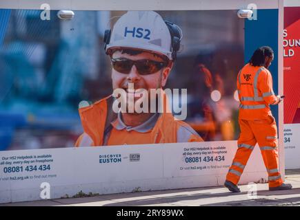 London, Großbritannien. September 2023 29. Ein Arbeiter geht vor der HS2-Baustelle am Bahnhof Euston. HS2 (High Speed 2) ist nach wie vor mit Problemen behaftet, da Berichte auftauchen, dass die Regierung die Strecke von Birmingham nach Manchester abschneiden könnte. Beim Bau des Eisenbahnnetzes kam es aufgrund der steigenden Kosten immer wieder zu Verzögerungen. (Credit Image: © Vuk Valcic/SOPA Images via ZUMA Press Wire) NUR REDAKTIONELLE VERWENDUNG! Nicht für kommerzielle ZWECKE! Stockfoto