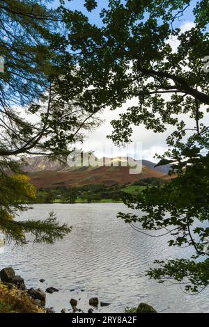 Blick auf den See Buttermere mit Berg am Himmel im Herbst des Lake District Stockfoto