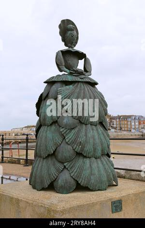 Mrs. Booth Skulptur (Ann Carrington, 2003, Bronze), Stone Pier, Margate, Isle of Thanet, Kent, England, Großbritannien, Großbritannien, Europa Stockfoto