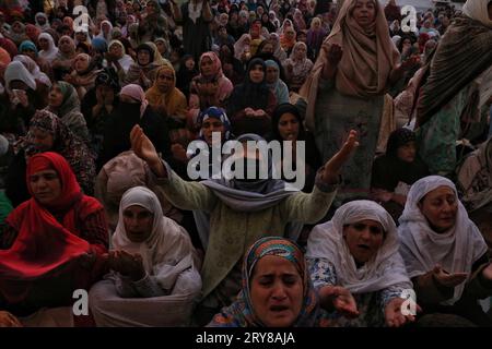 29. September 2023, Srinagar Kaschmir, Indien: Muslimische Kaschmir-Frauen beten, bevor der Oberkleriker (unsichtbar) die heilige Reliquie anlässlich des Geburtsjubiläums von Mawlid-un-Nabi oder des Propheten Muhammad (PBUH) im Dargah Hazratbal-Schrein in Srinagar zeigt. Hunderttausende Muslime aus ganz Kaschmir besuchen den Hazratbal-Schrein in Srinagar, um am Geburtstag des Propheten Mohammed (PBUH) Gehorsam zu leisten. Der Schrein wird von den Kaschmir-Muslimen hoch verehrt, da er ein heiliges Relikt des Propheten Mohammed (PBUH) beherbergen soll. Das Relikt wird den Gläubigen an wichtigen islamischen Tagen gezeigt Stockfoto