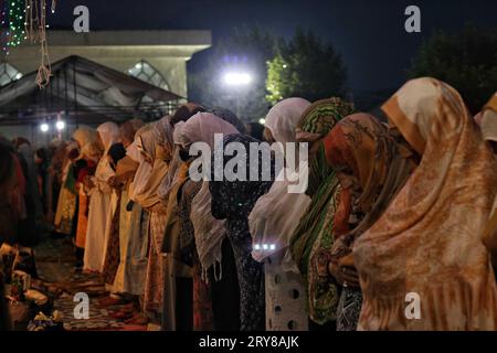 29. September 2023, Srinagar Kaschmir, Indien: Muslimische Frauen aus Kaschmir beten während des Geburtsjubiläums des Mawlid-un-Nabi oder des Propheten Muhammad (PBUH) im Dargah Hazratbal-Schrein in Srinagar. Hunderttausende Muslime aus ganz Kaschmir besuchen den Hazratbal-Schrein in Srinagar, um am Geburtstag des Propheten Mohammed (PBUH) Gehorsam zu leisten. Der Schrein wird von den Kaschmir-Muslimen hoch verehrt, da er ein heiliges Relikt des Propheten Mohammed (PBUH) beherbergen soll. Das Relikt wird den Gläubigen an wichtigen islamischen Tagen wie dem Mawlid-un-Nabi ausgestellt, wenn Muslime weltweit feiern Stockfoto