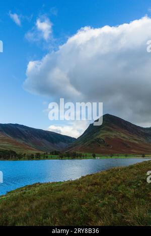 Blick auf den See Buttermere mit Berg am Himmel im Herbst des Lake District Stockfoto