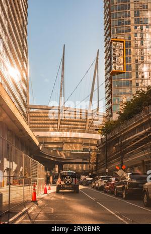 Downtown Vancouver bei Sonnenuntergang. Sonnenuntergang über den Hochhäusern und dem Rogers Arena BC Place Stadium in Vancouver. Warmes Leuchten am Horizont während der Abenddämmerung Stockfoto