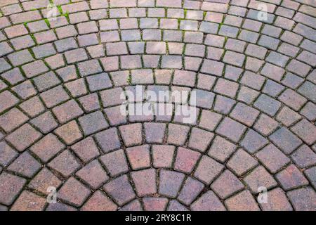 Gestempeltes Betonpflastermuster, dekoratives Erscheinungsbild Texturen von Pflastersteinpflasterfliesen auf Zementböden in einem Park. Bedruckte Konkr Stockfoto