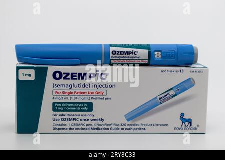 Ozempic Stift und Box auf weißem Hintergrund mit Kopierraum Stockfoto