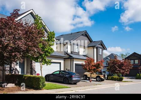 Eine perfekte Nachbarschaft. Häuser im Vorort im Sommer in Nordamerika. Außenansicht des Real Estate Front House an einem sonnigen Tag. Großes Luxushaus mit nettem Stockfoto