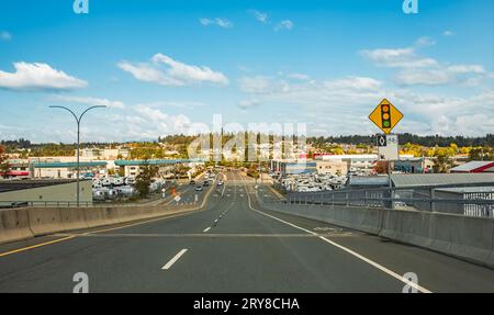 Fahrzeuge fahren auf dem Fraser Highway. Sonniger Herbsttag Langley, Vancouver BC, Kanada. Fraser Valley in British Columbia. Panoramablick auf ein Langley ci Stockfoto